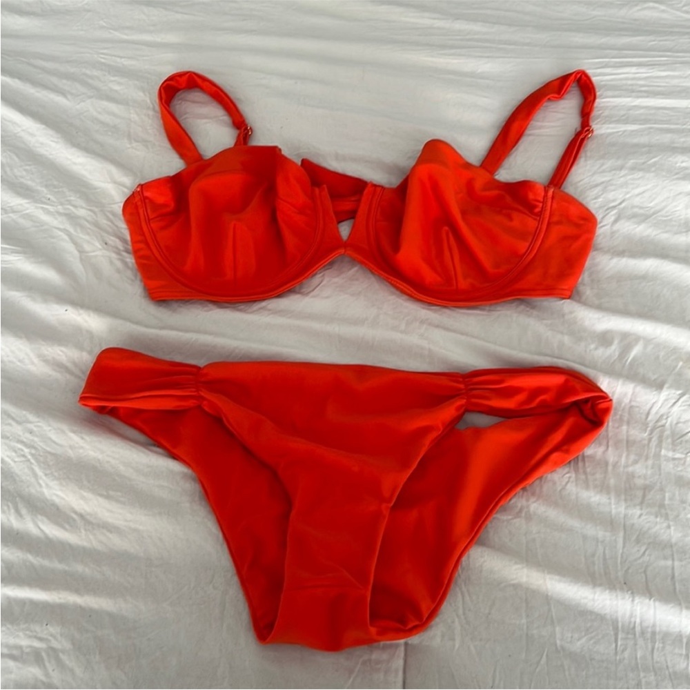 Monday swimwear bikini top V bottom M